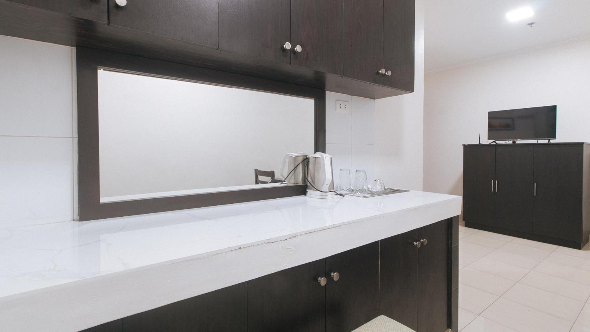 Rooms R Us - Evangelista Makati City Buitenkant foto
